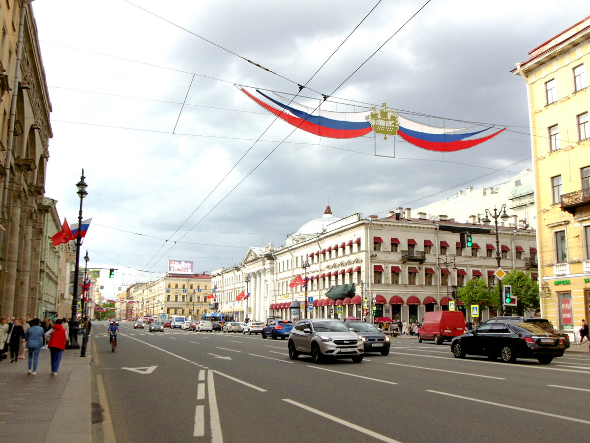 Петербург - прекрасен! Поэтому надо останавливать тех, кто приходит в него с "мечом". Фото автора