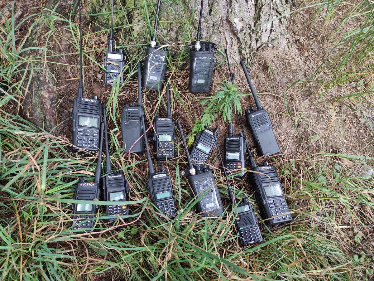 Рации в тесте проверялись попарно - Baofeng UV-82 с Baofeng-ом UV-82, Vostok ST-203K с Vostok-ом ST-203K, QuanSheng TG-UV2Plus с таким же куаншенгом, Motorola GP340 с такой же моторолой, Штурман-180 со Штурманом-180. В тяжёлых условиях связи (плотный мокрый лес, электромагнитные помехи) радиостанции Baofeng DM-5R, также принимавшие участие в "соревновании" - не смогли связаться даже на стартовой позиции - поэтому в видео с тестом не вошли.