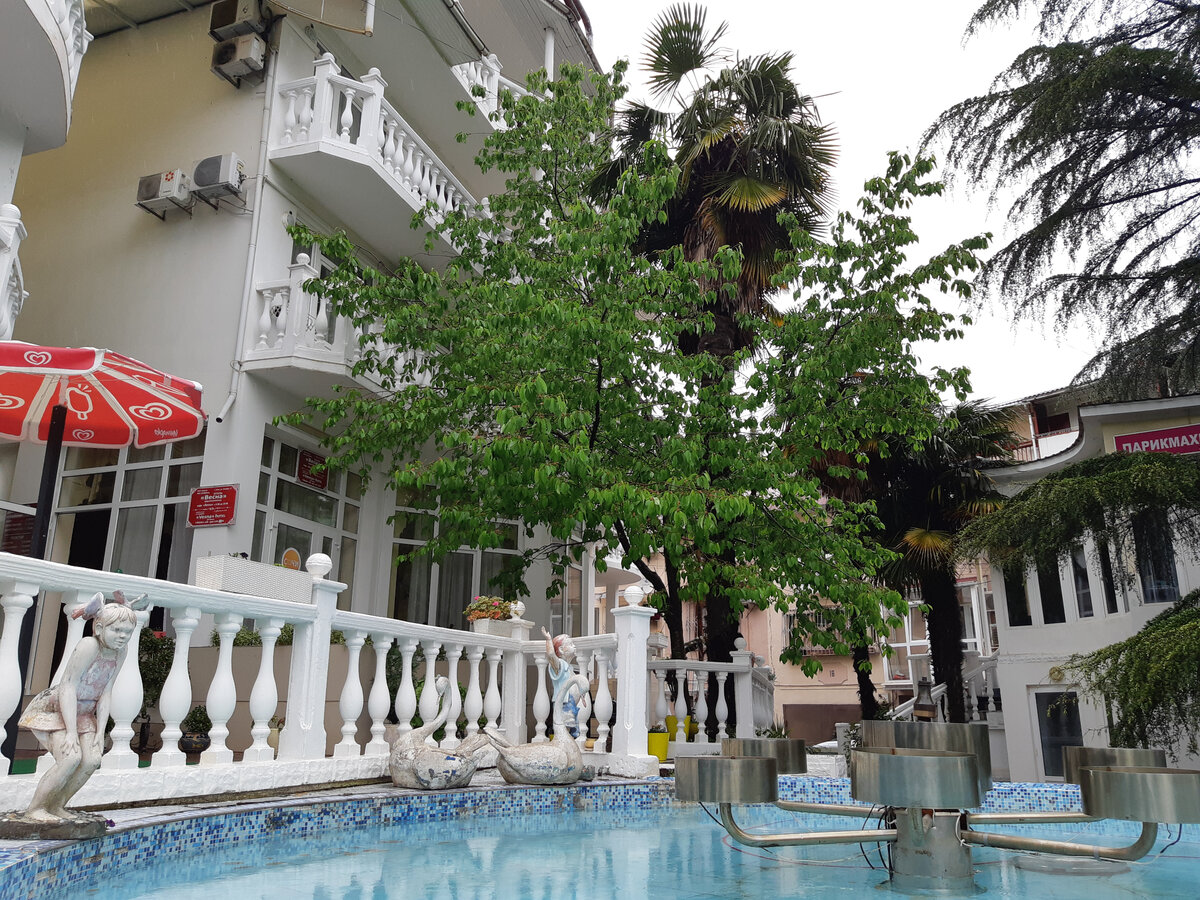 Частный отель в Хосте с очень приятной, такой южной, архитектурой.