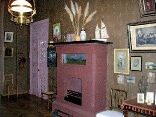 Дом-музей А.П.Чехова в Ялте. Комната с камином. Фото. 2009