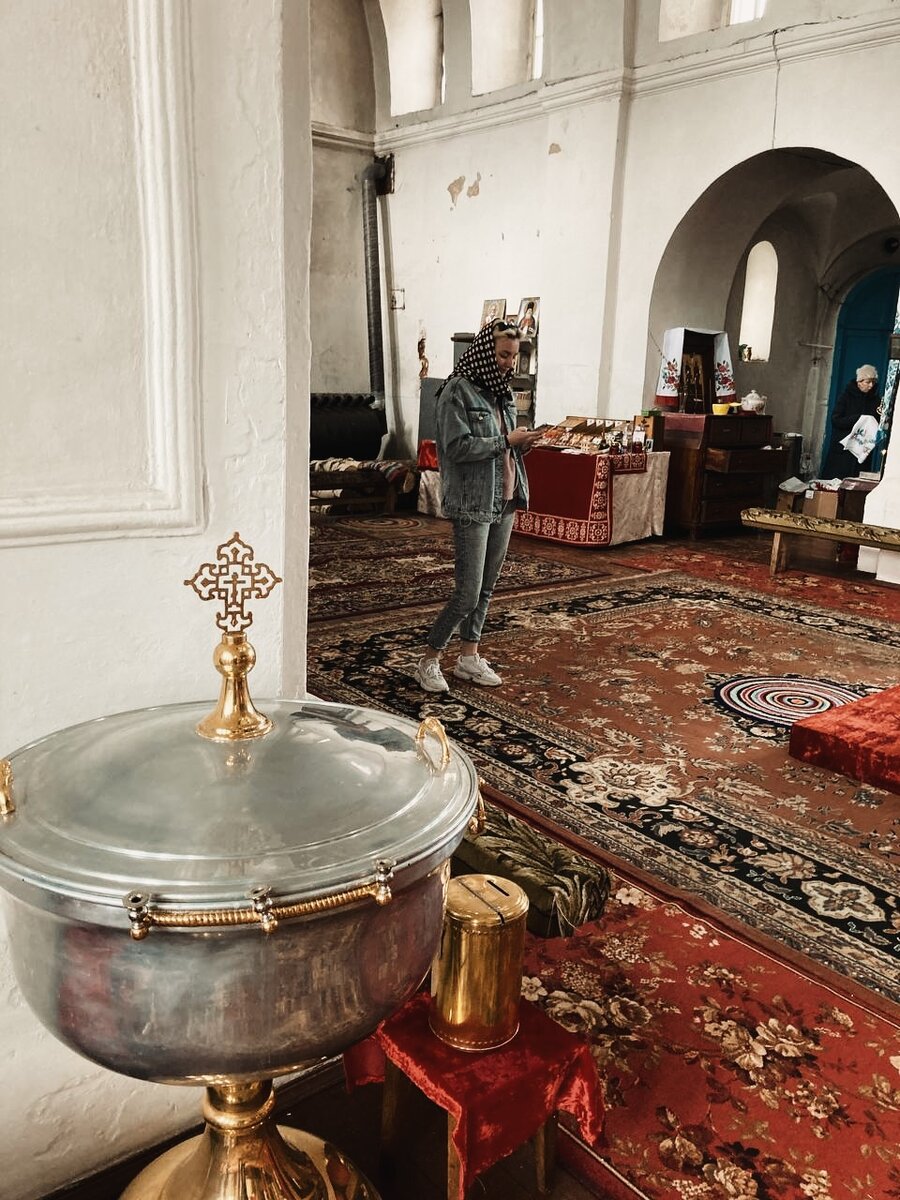 На входе выдают платки 