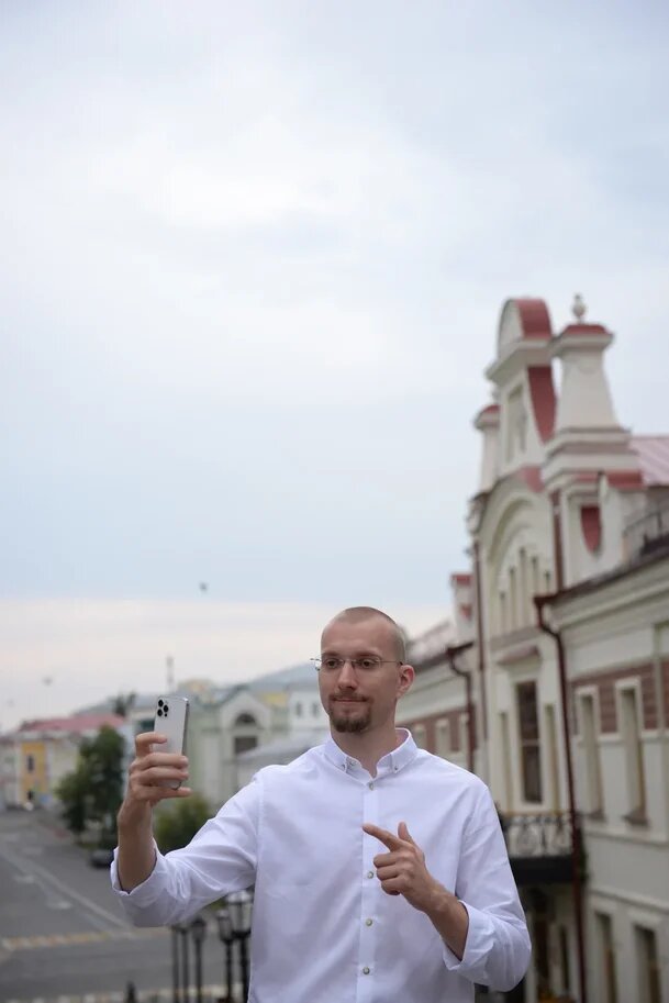 Привет. Я Матвей Северянин, троечник в прошлом, миллионер в настоящем. На меня работают люди с золотыми медалями и красными дипломами. 