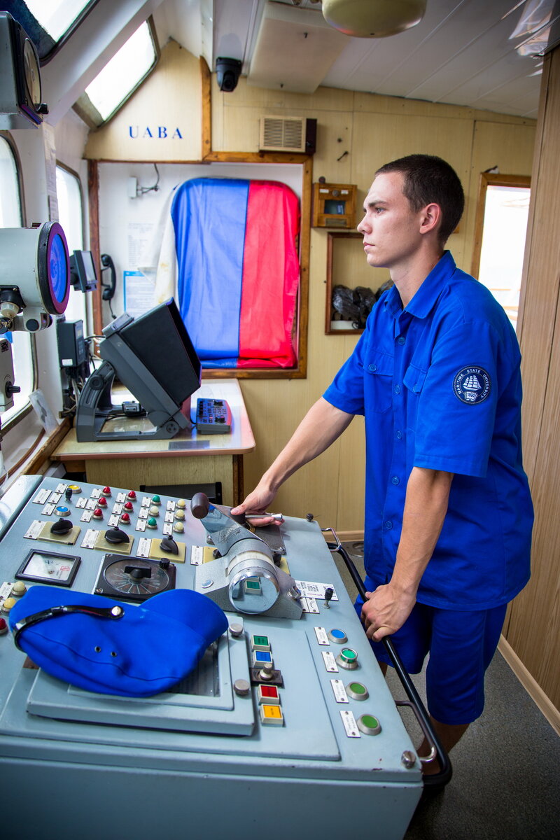 Курсант стоит на руле.