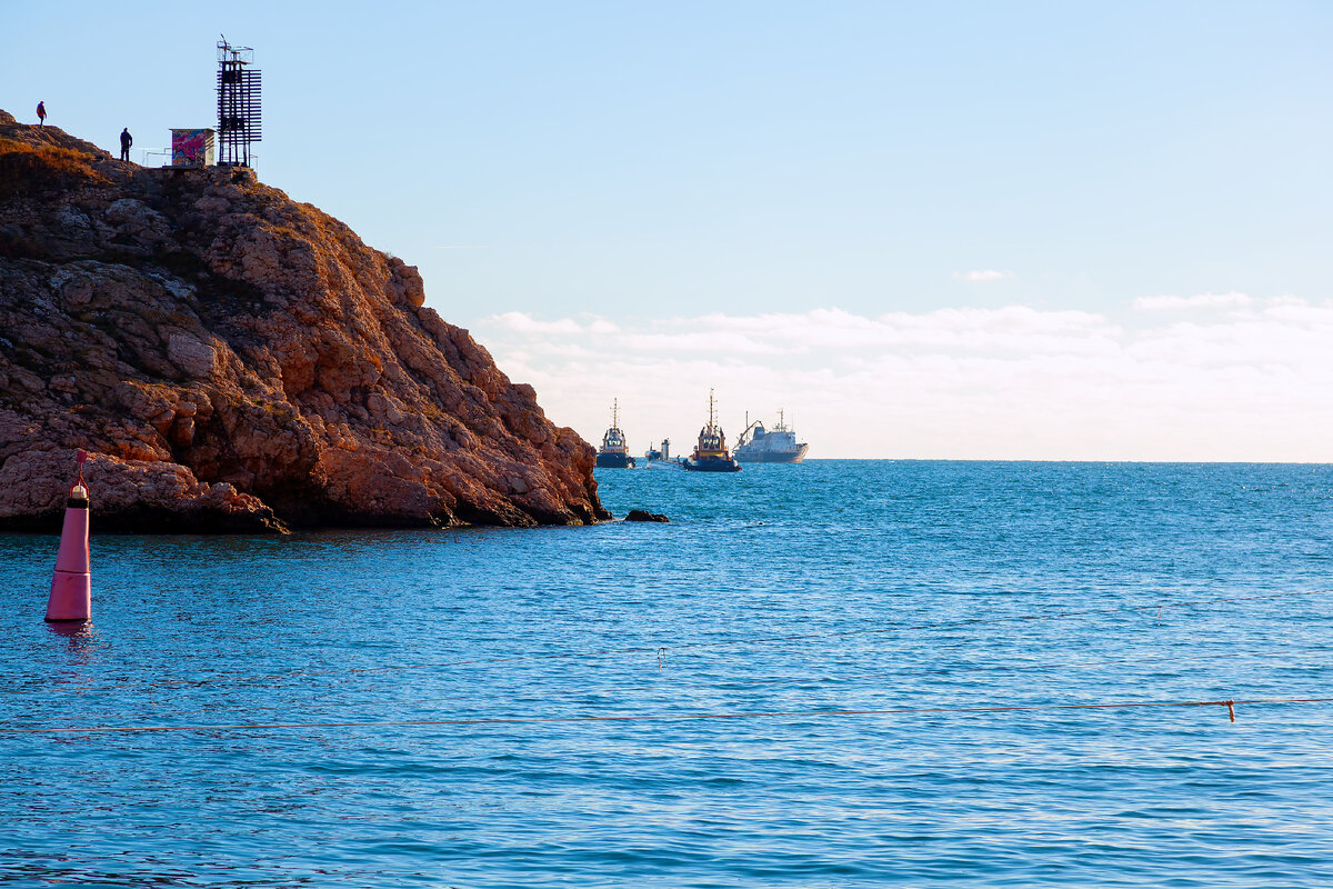 Буксиры Черноморского флота ВМФ России и подводная лодка С-49 «Ромео» на горизонте. У входа в Балаклавскую бухту | Фото: Алексей Феденков, 12 ноября 2021 