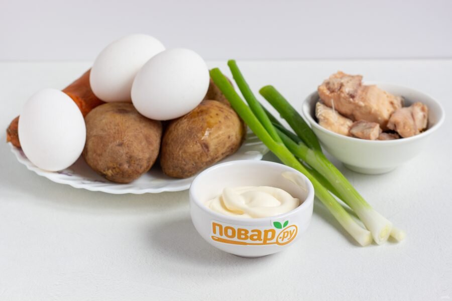 
Подготовьте все нужные ингредиенты. Картофель, морковь и яичка заблаговременно отварите в подсоленной воде, остудите и очистите.