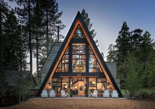 A-FRAME (А-ФРЭЙМ) Анг. Frame — рама, каркас. 
Архитектурная форма, в которой доминирует треугольник. Такая форма чаще всего вызывает ассоциацию с буквой "A".