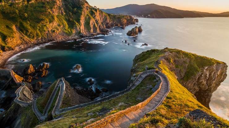 Гастелугаче, Испания