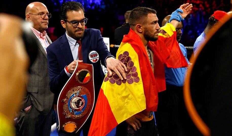 Василий Ломаченко с флагом Белгород-Днестровского / Фото - Getty Images