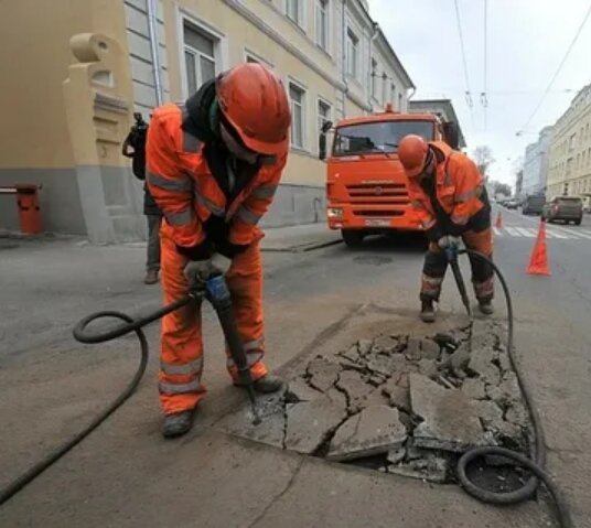 Рабочие с отбойным молотком. Таким образом тоже можно "квадратить" ямы. Но целесообразно это когда они локальные. (Фото взято из свободных источников в интернете.) 