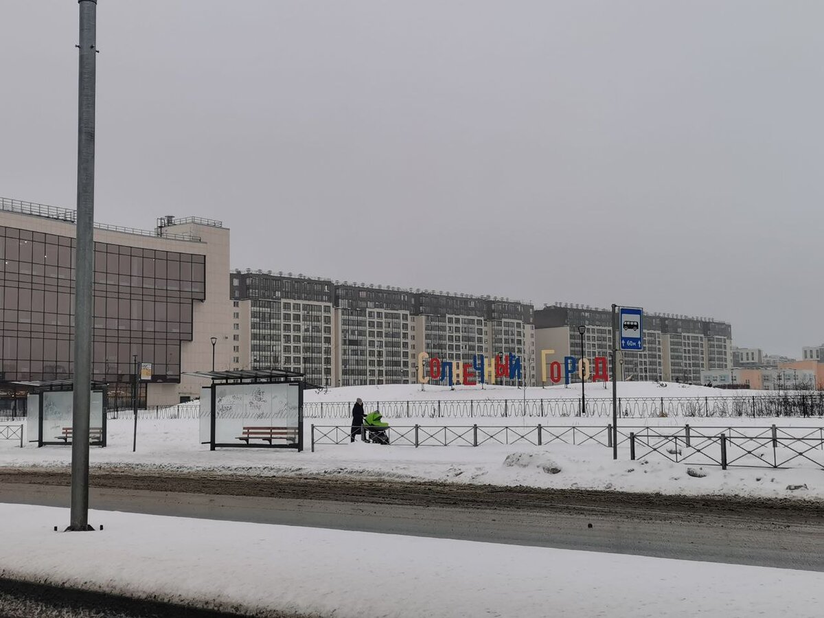 Въезд в микрорайон по Проспекту Ветеранов со стороны центра.