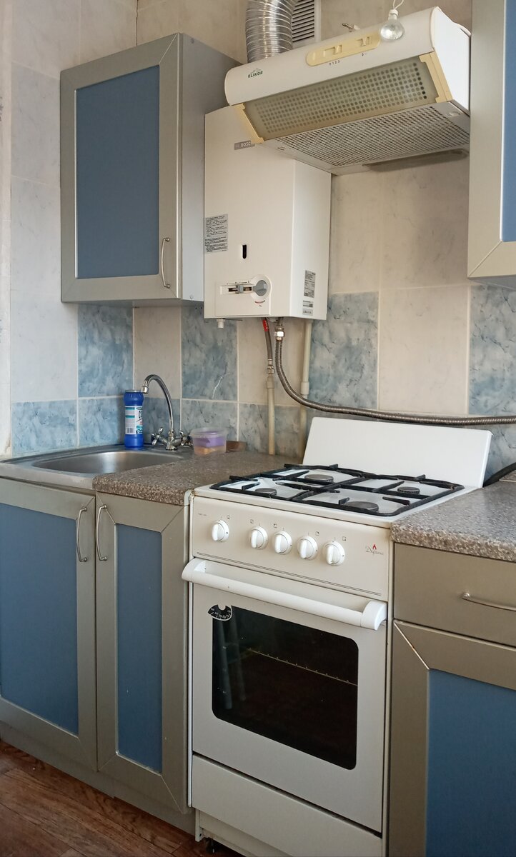 Не моя цветовая гамма и фактура, но все шкафы в отличном состоянии.