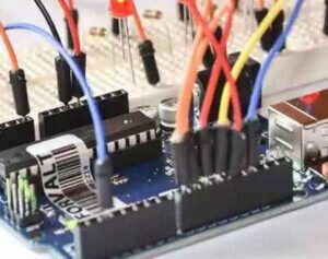  Arduino представляет собой компактную электронную плату, которая способна эффективно управлять различными устройствами: датчикам освещения, индикацией и электродвигателями.