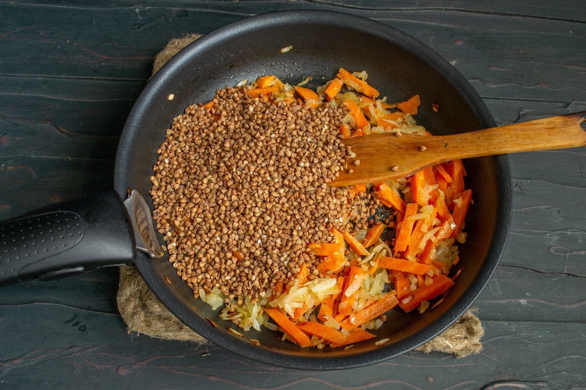 Гречка с луком и морковью на сковороде 🍚 - рецепт с фотографиями - Patee. Рецепты