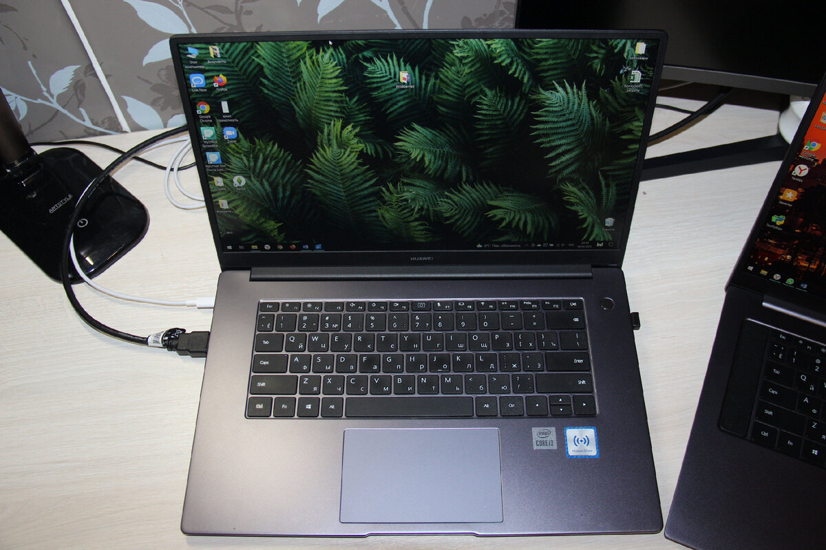 Для сравнения габаритов был взят ноутбук Huawei Matebook D15 на i3, размер 100% совпадают с моделью на i5