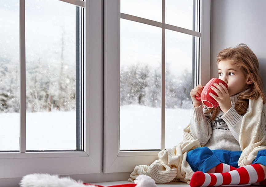 Большое окно - часть интерьера детской комнаты.