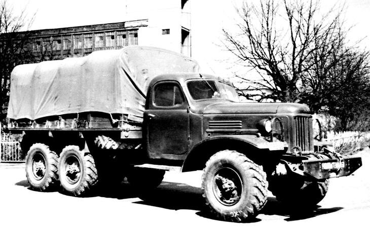 Военный грузовик ЗИЛ-157 первого поколения с тентом и лебёдкой. 1958 год