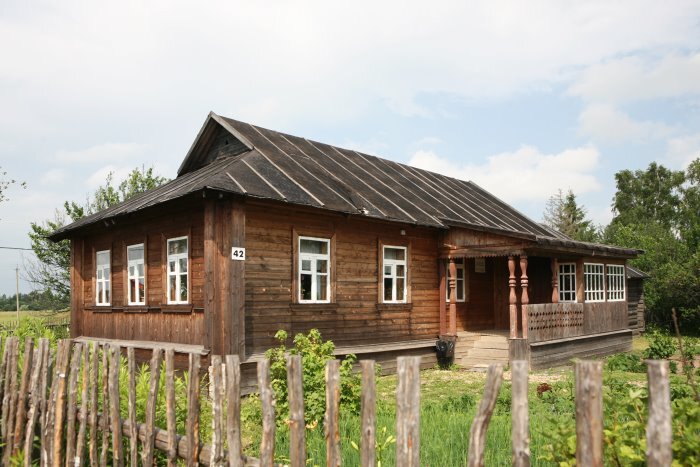 
А еще я весне благодарен,
За Отчизну, что все же живет.
И за то, что однажды в апреле Гагарин
Совершил свой высокий полет…