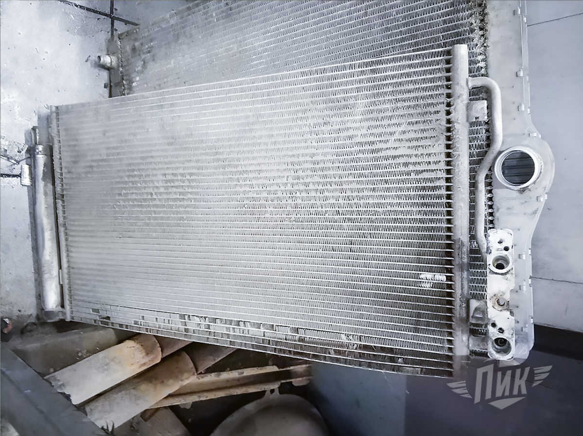 Видно, что соты забиты, а снизу их вообще выбило.