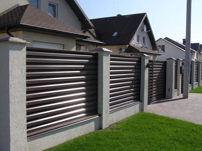 Забор-жалюзи в качестве ограждения для частного дома