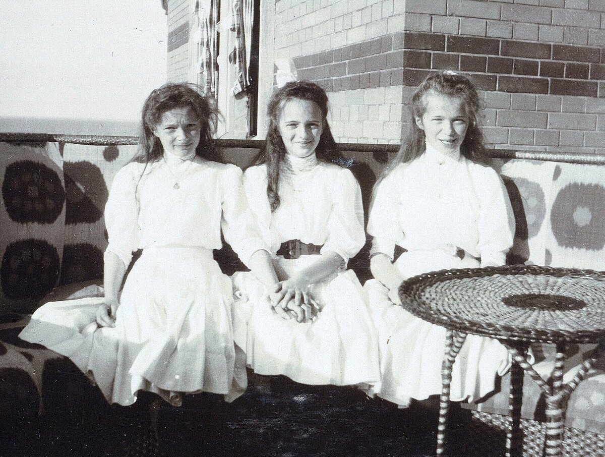 Ирина Александровна в окружении своих августейших кузин Ольги и Татьяны