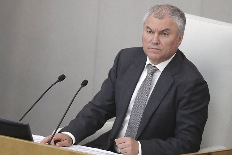 Володин неожиданно рекомендовал одобрить законопроект в первом чтении с условием доработать его ко второму, чтобы из России ушли те компании, кто «ведет себя недружественно». Фото: duma.gov.ru