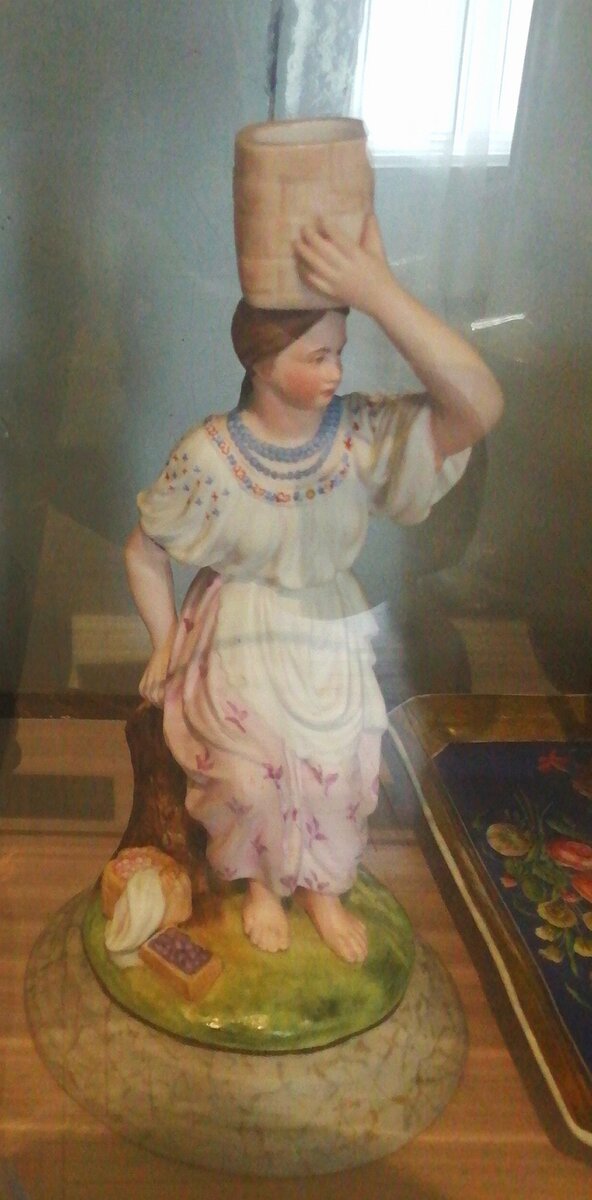 "Женщина с корзиной на голове". Завод Гарднера. Источник: фото Н. Ломоносовой. Калужский музей изобразительных искусств. 