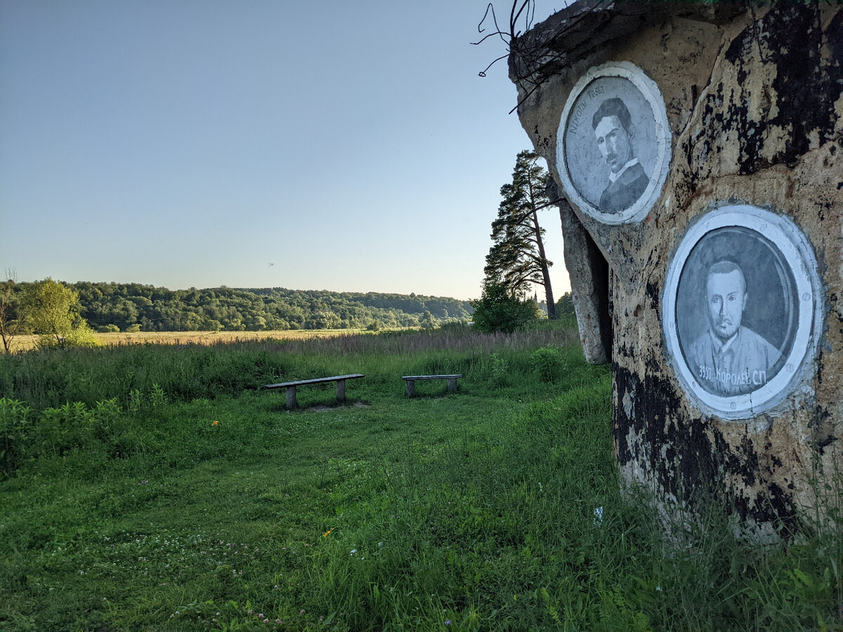 На выходных был в Боровске (Калужская область). Сюда точно стоит приехать, если вы хотите увидеть работы "русского Бэнкси" — Владимира Овчинникова.-2