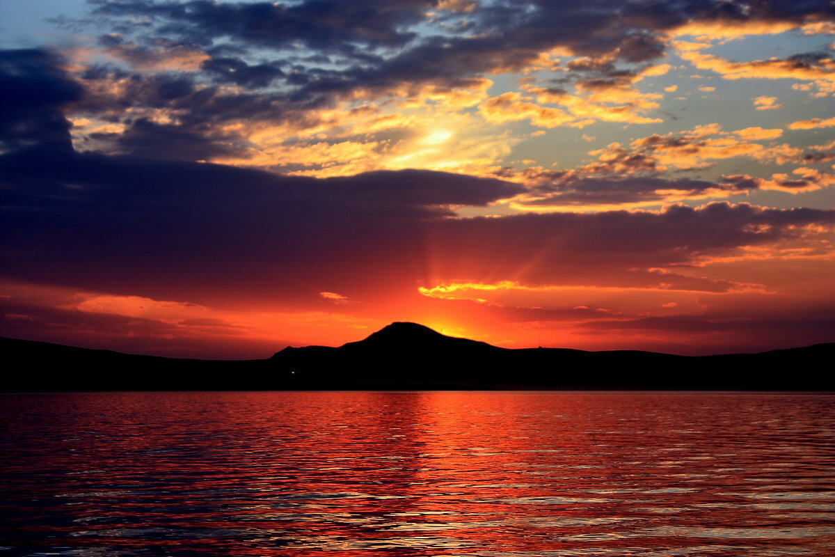 Закат на озере белё