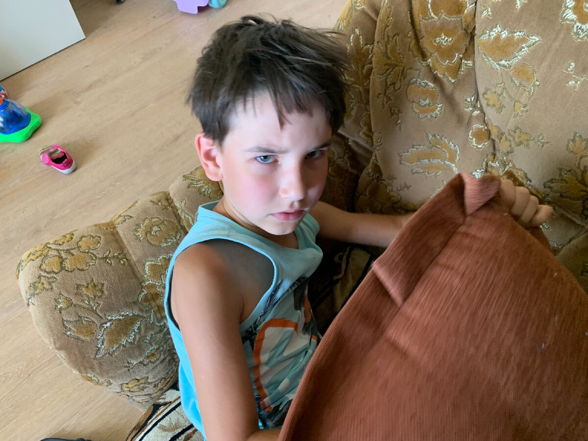 Злится на меня, что не даю ему забрать ежедневный подарок в телефоне, а заставляю гулять. 