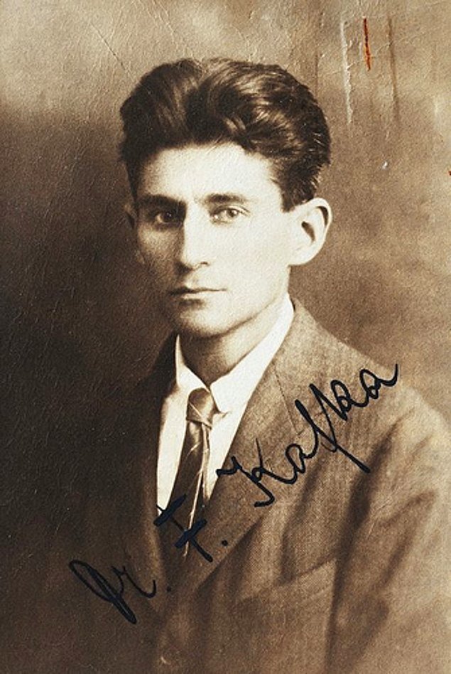 Отец все время донимал Франца. Он хотел, чтобы его сын занялся семейным делом, а Кафка хотел писать. Эти размолвки очень подорвали здоровье писателя. Он отправился на лечение в санаторий.