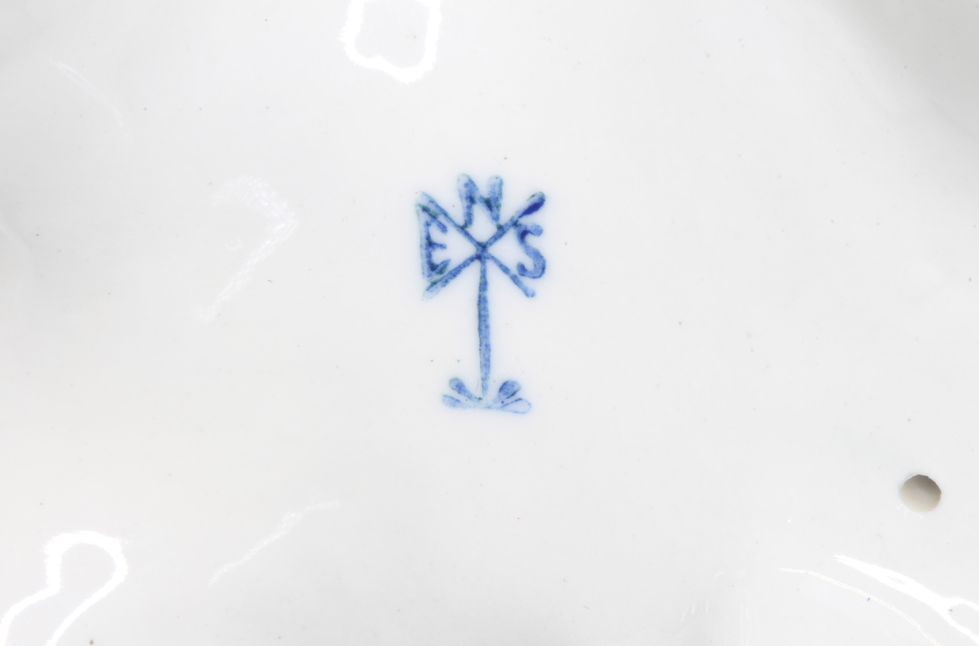 Клеймо статуэтки данного попугая - знаменитая "мельница" "Karl Ens". Фото взято из свободного доступа в интернете.