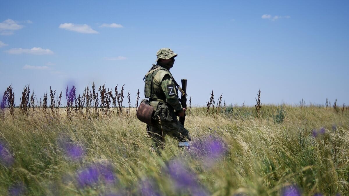    Военнослужащий ВС РФ во время сбора урожая пшеницы в Мелитопольском районе Запорожской области© РИА Новости / Алексей Майшев