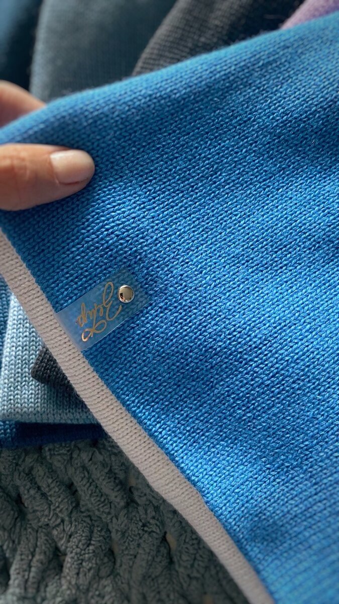 Отличный вариант – это двусторонняя шапка бини, потому что она легче подойдёт к большему количеству образов. Мне очень нравится вот такой вариант сочетания голубого и белого. Либо еще классная идея – носить такую шапочку с контрастным отворотом. Тоже смотрится необычно и точно разнообразит гардероб.