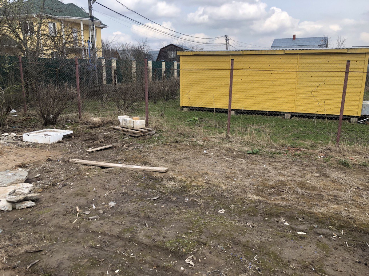 А так было в самом начале. Совсем все плохо и удручающе: строители совершенно необязательно отнеслись к тому, чтобы убрать за собой.