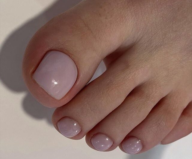     Какой педикюр сделать осенью: 5 самых уместных оттенков лака для переходного сезона