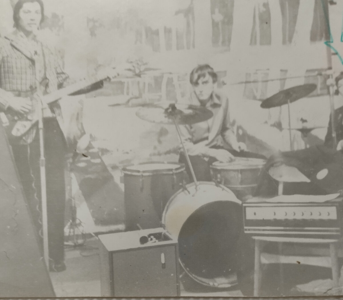 Группа "Понедельник" в начале пути. Крайний справа сижу я.Правда видно только плечо.1976 год.