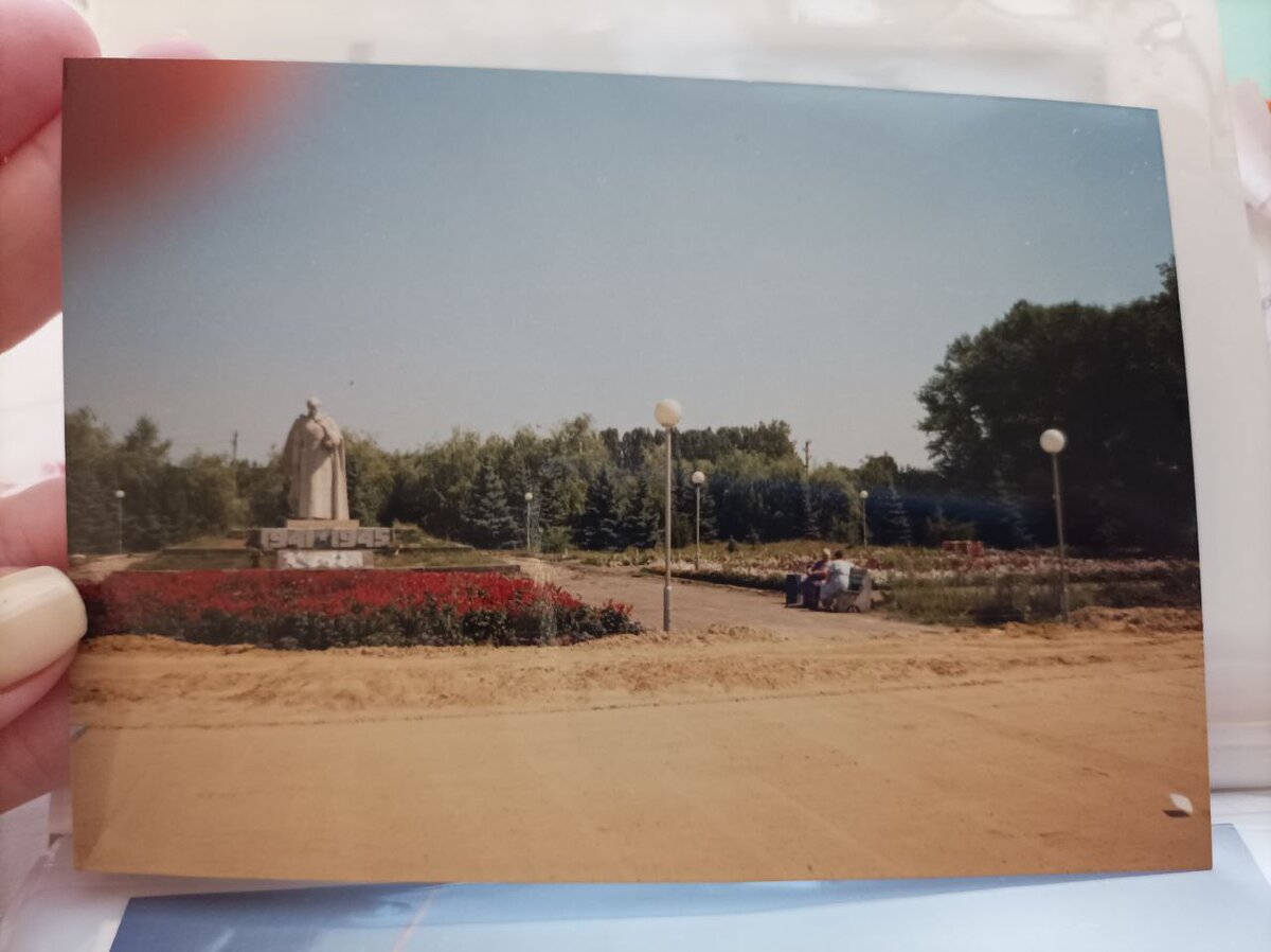 Главная достопримечательность города с вечным огнем. А еще территория, где мало что изменилось до сих пор.