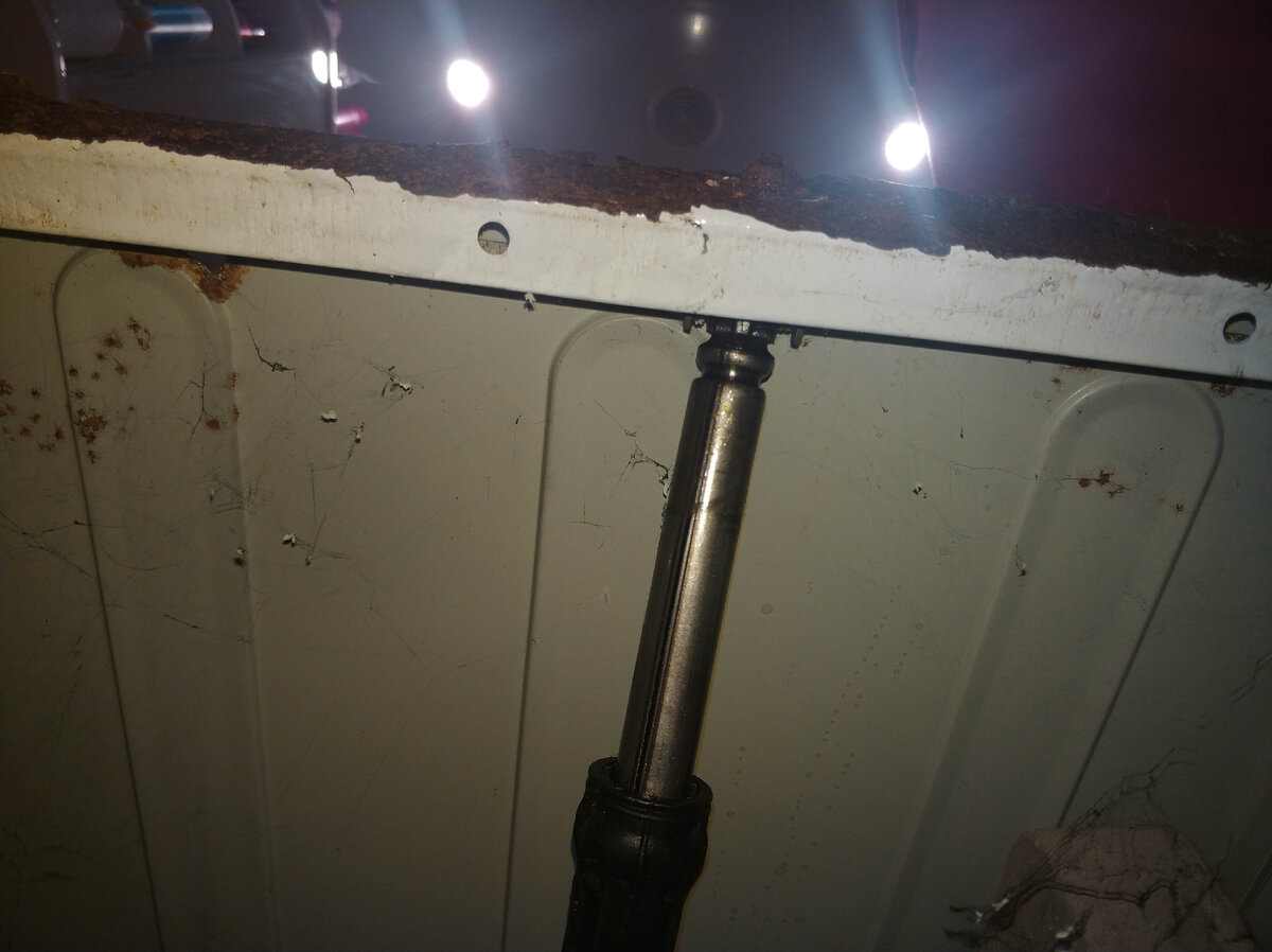 Вверх ногами - ещё немного и амортизатор бы вылетел!