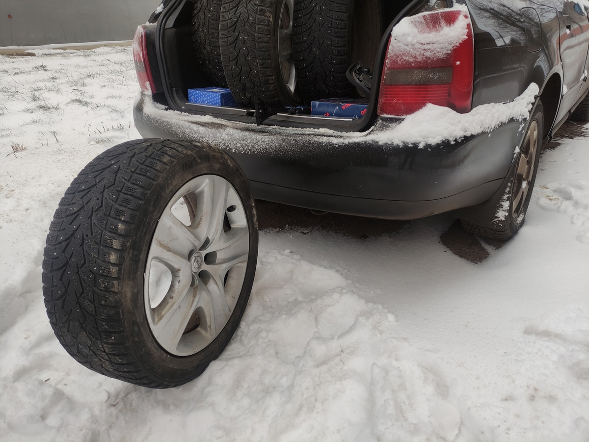 Частенько зимой возникает вибрация от колес, на диск с обратной стороны набивается все то, что летит с дороги, а затем остается там, сбивая балансировку колеса