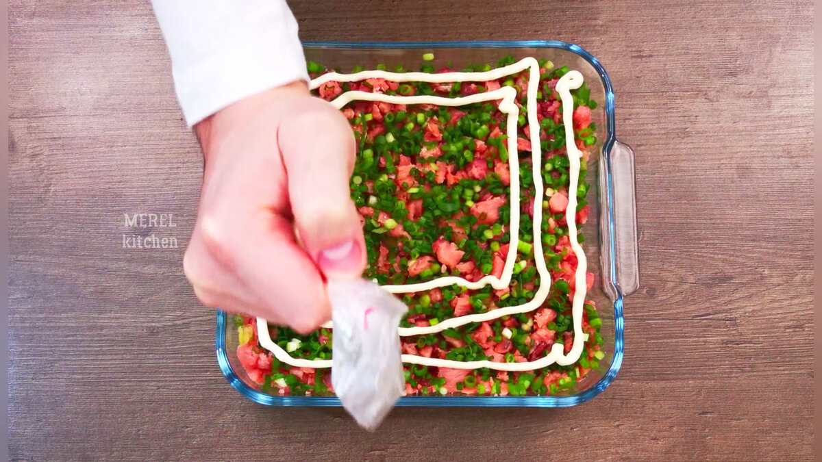 Очень вкусный салат "Царская шуба", теперь он у меня ещё вкуснее: заменила селедку на сёмгу, от вкуса все в восторге