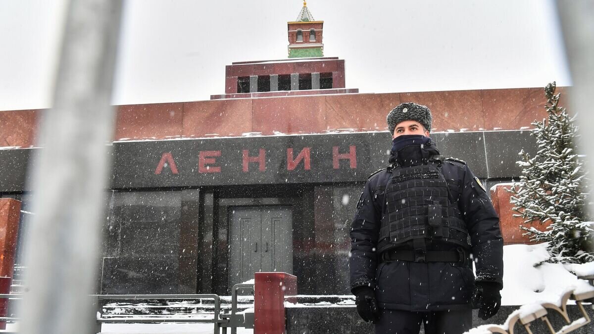    Сотрудник ФСО у мавзолея В.И. Ленина на Красной площади в Москве© РИА Новости / Алексей Куденко