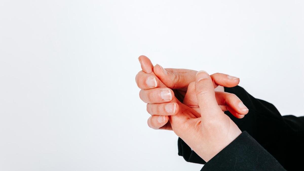    У девушки заноза в пальце:Freepik