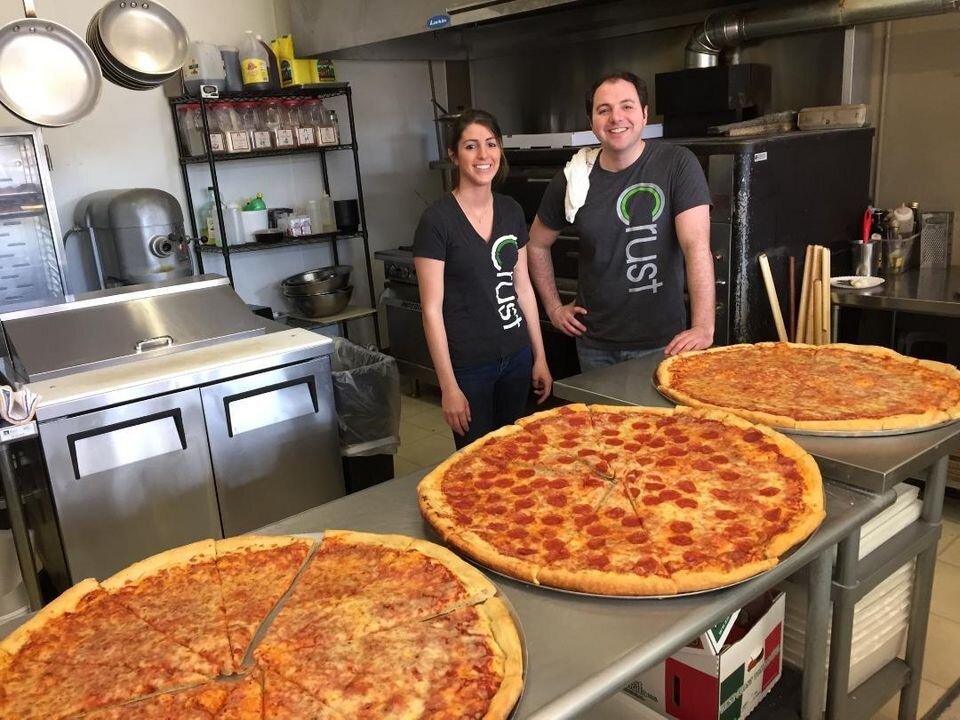 Производители пиццы счастливы просто.  фото: картинки яндекса