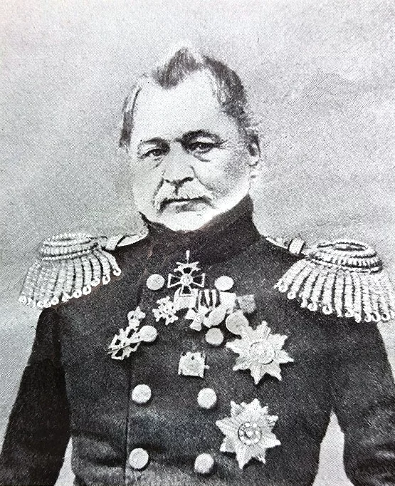 (Есть подозрение, кстати, что пуговицы Бати тоже наградные - из золота. Впрочем, злые языки утверждают, что всё же свинец - чтоб пули лить в случае затяжных боёв...)