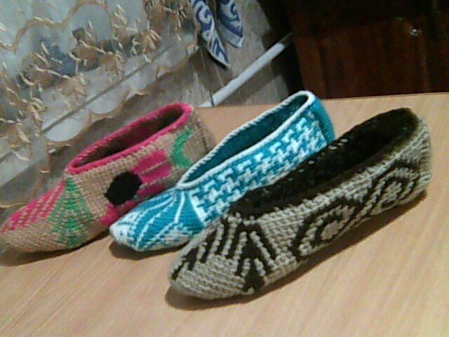 Здравствуйте дорогие читатели моего канала! Показываю Вам какие я тапочки-следочки связала себе и своим близким на зиму. Следочки вязала крючком тунисским способом. Вязка получается плотной, не растягиваются даже при стирке. Такие красивые и яркие, их можно подарить на новый год или на 8 марта, можно взять их с собой в гости и сняв уличную обувь одеть  вместо тапочек – будет и ножкам тепло и красиво.  Схемы рисунков и как вязать тапочки таким способом я брала из интернета на ютуб канале. На ноге смотрятся очень красиво