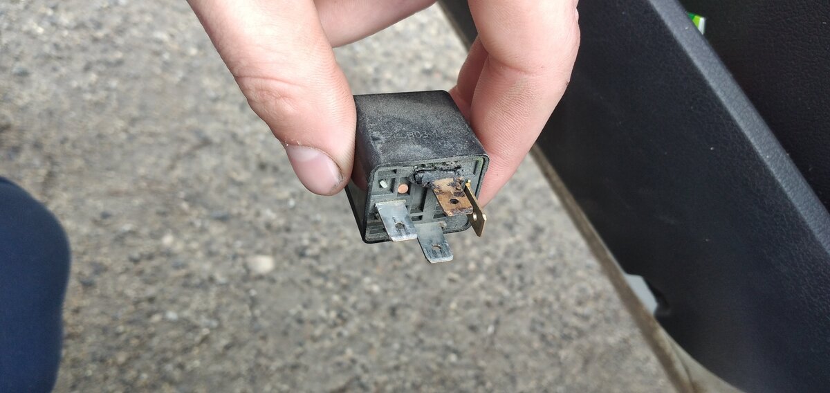 К сожалению фото расплавленной фишки было благополучно утеряно, зато имею возможность предоставить вам фотографию сие реле, которое с некоторыми усилиями и применением различных неприличных слов было изъято у данной фишки.