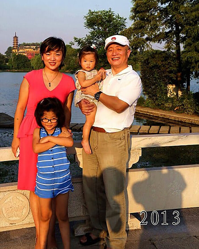 Папы поменялись дочками. Фото китайца с дочкой. Юнкины семья фото. Папа и Дочки китайские. Отец фотографировал дочь в течении.