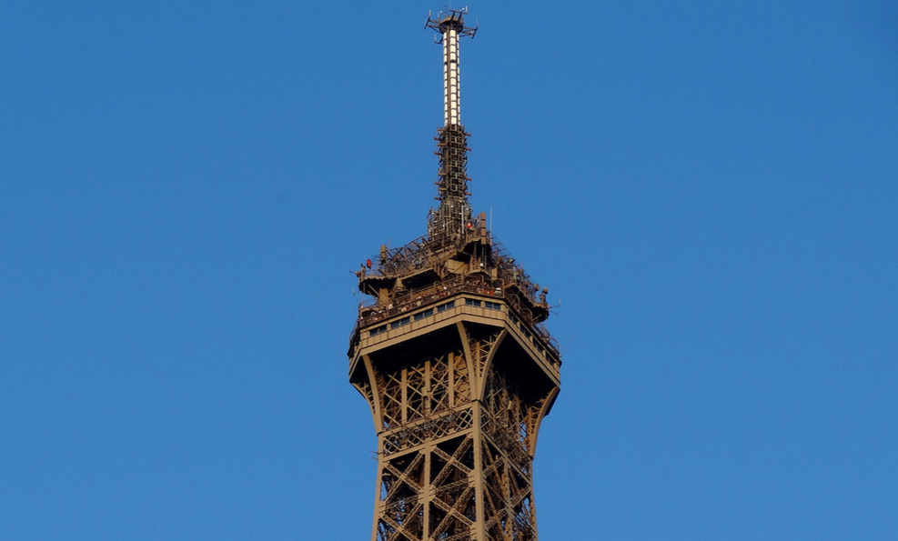 The perfect tower. Вершина эльфовой башни. Эйфелева башня радиоантенна. Высота Эйфель башня. Эльфивая башня в Париже 3 этаж.