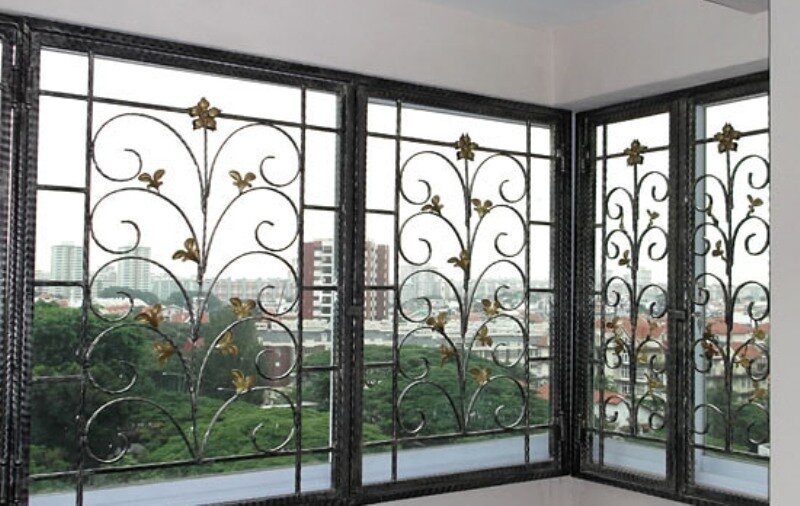 фацетный витраж окна. фрэнк ллойд райт витражи. ковка с витражом. декоративные решетки на окна. витраж с фацетом.