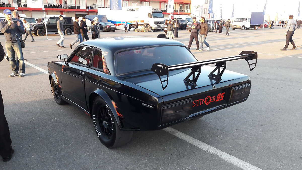 Мощное антикрыло и передний спойлер указывают на спортивный характер авто